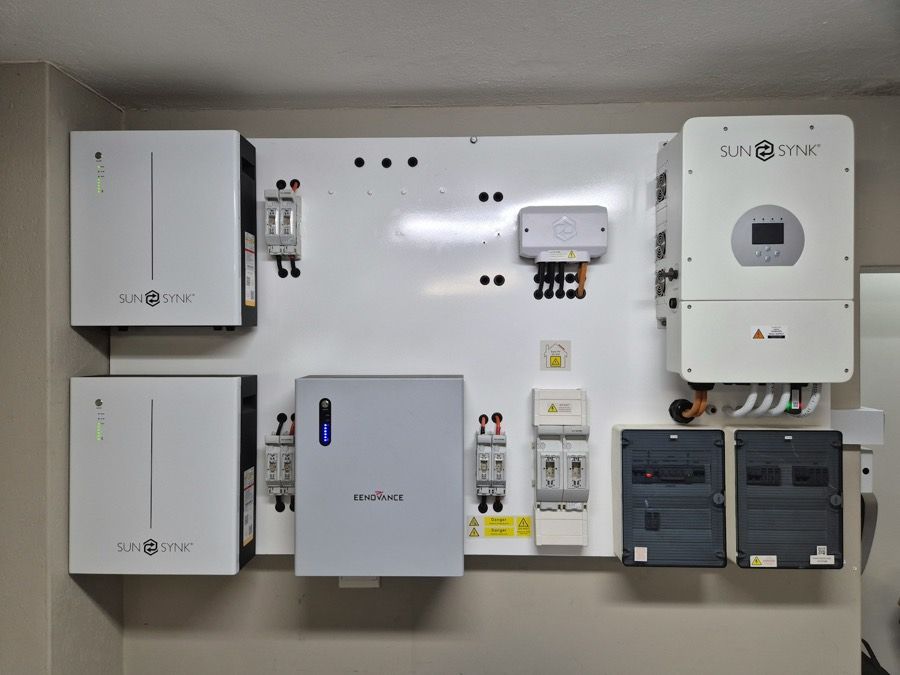 Thuisbatterij en omvormer aan de wand