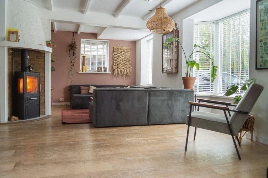 Lichte woonkamer met een houten vloer